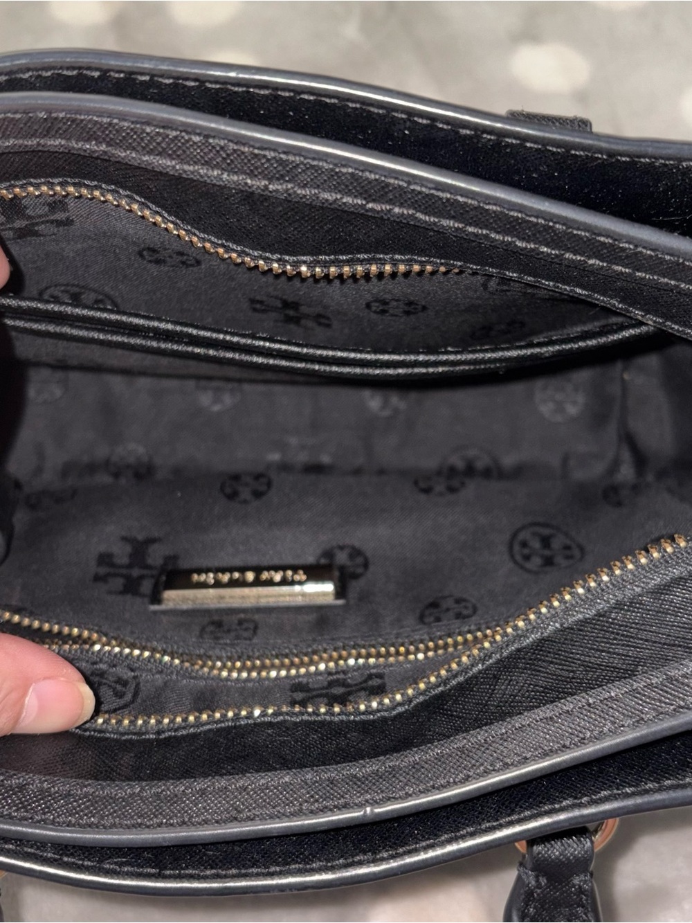 Tory Burch Robinson Black Saffiano Leather Satchel - No Call Outs - Picture 3 of 5